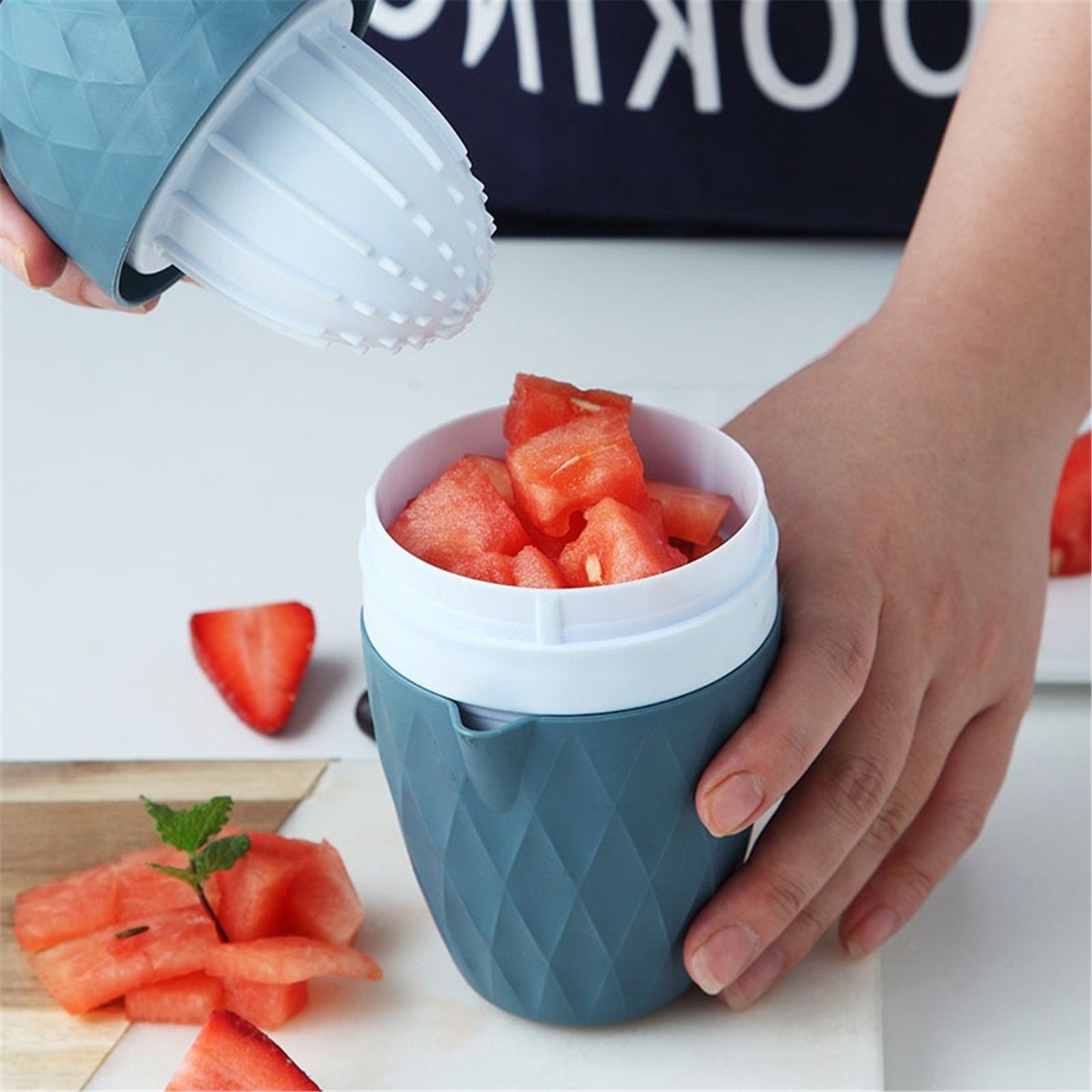 Simple Manual Juicer Small Portable Squeezer