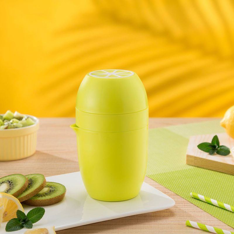 Portable manual kitchen juicer